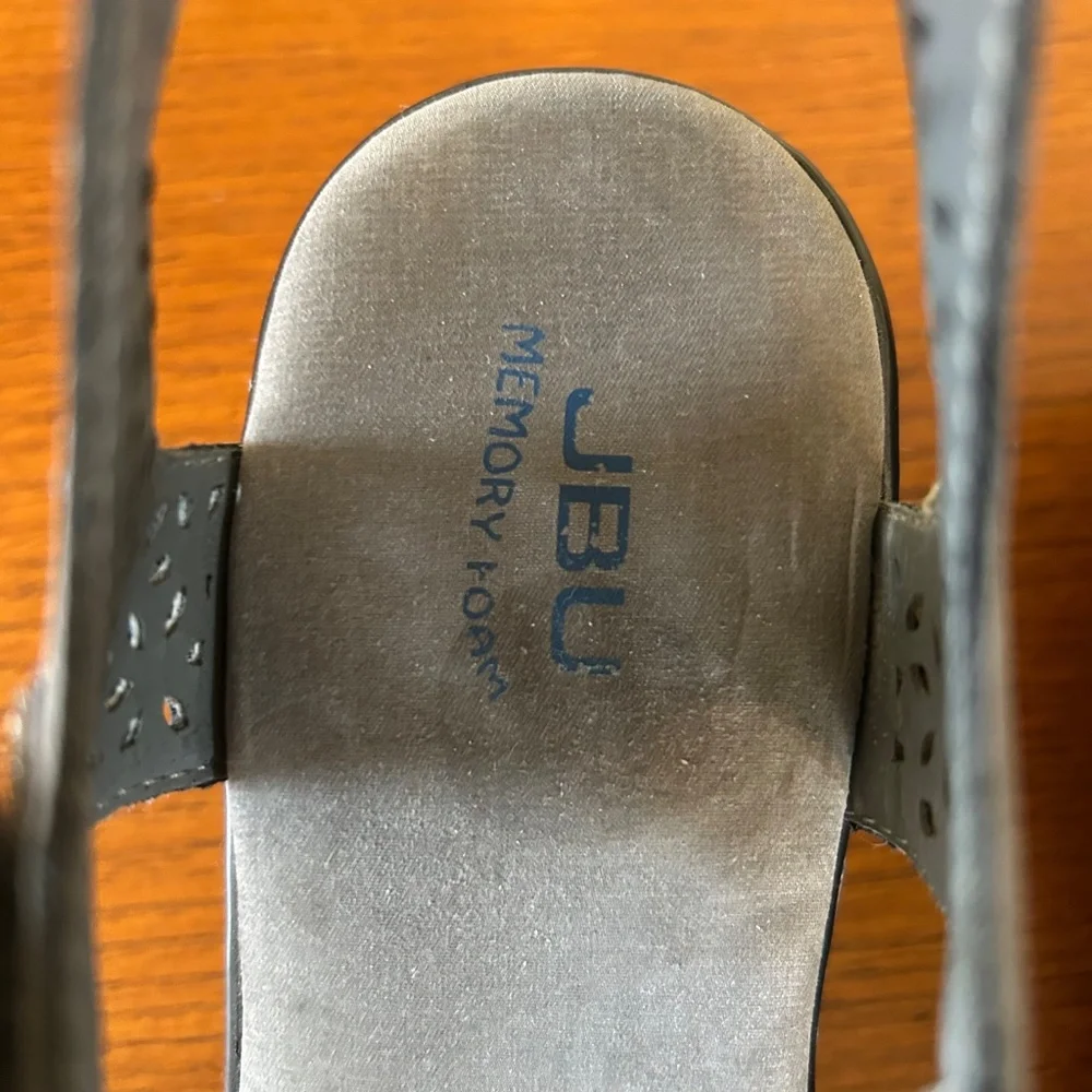 JBU Chloe Wedge Cushioned Sandals Gray Vegan Leather Laser Cut Floral Size 8‎